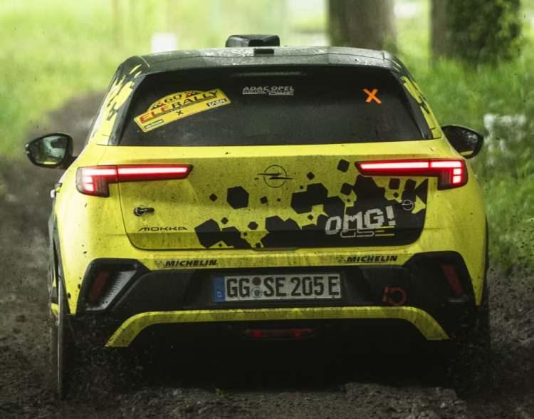 <p>Çarpışma gibi ani bir yavaşlama durumunda, modelin gelişmiş sensör sistemi, bir saniyeden bile daha kısa bir sürede yüksek voltaj sistemini tamamen kapatıyor. Mokka GSE Rally'de elektrik iletkenliği olmayan söndürme maddesi içeren özel bir alev söndürme sistemine de yer veriliyor.</p>