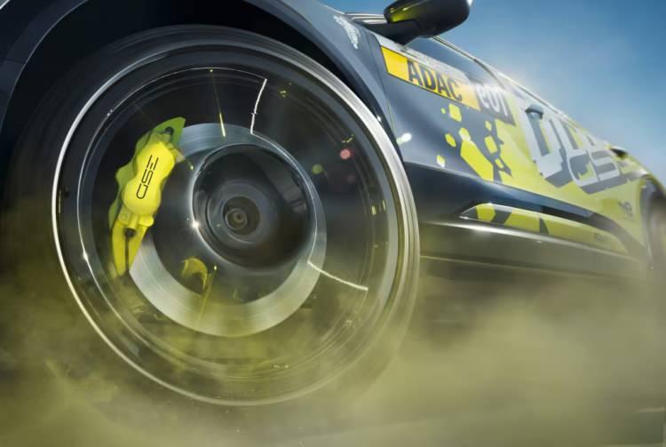 <p>Mokka GSE Rally, Uluslararası Otomobil Federasyonunun (FIA) yeni "eRally5 "düzenlemelerine göre geliştirildi. Opel Corsa Rally Electric'te olduğu gibi bu modelde de FIA sertifikalı güvenlik kafesi, 6 noktalı emniyet kemerlerine sahip ralli koltukları, özel batarya giydirmesi ve ek bir alt koruma yer alıyor. 400 voltluk sistem, "Master Alarm Göstergesi" tarafından sürekli izleniyor.</p>
