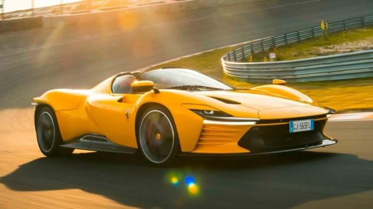 <p><strong><span style="color:#B22222">24) FERRARI DAYTONA SP3 </span> | 2,3 MİLYON DOLAR</strong></p>
<p> </p>
<p><strong>Sıfırdan 62 mil hıza:</strong> 2,85 saniye<br />
<strong>Azami Hız: </strong>211 mil/saat</p>