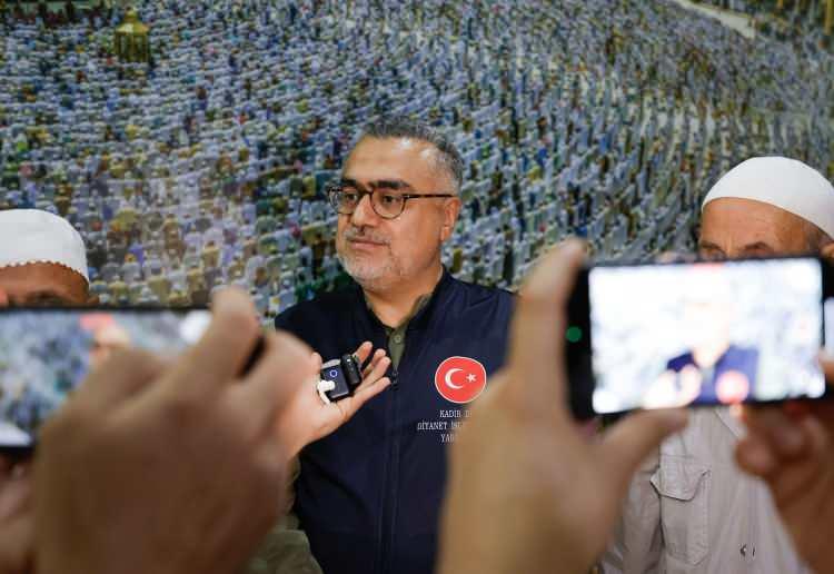 <p>Mekke'ye ilk geldiklerinde bir yemek sofrasında buluştuklarını anlatan Çandır, iki ailenin de yıllardır birbirlerine hasret yaşadıklarını, mübarek toprakların rahmetiyle iki komşunun birbirlerinden hiç ayrılmadıklarını dile getirdi.</p>

<p> </p>
