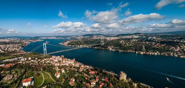 <p>Prof. Dr. Görür, konuşmasında Türkiye’nin aktif fay hatları üzerinde yer alan bir ülke olduğunu hatırlatarak, 1999 yılında yaşanan Gölcük ve Düzce depremlerinin ardından bilim insanlarının yaptığı uyarılara yeterince kulak verilmediğini söyledi. “O depremler bir milat olabilirdi” diyen Görür, “1999’dan bu yana geçen 25 yılda merkezi ve yerel yönetimler, kentleri depreme dirençli hale getirmek için gerekli adımları kararlılıkla atsaydı, bugün başka bir Türkiye konuşuyor olabilirdik” ifadelerini kullandı.</p>