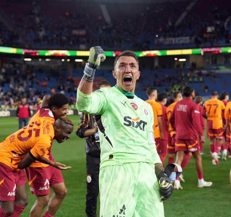 <p>Uruguaylı file bekçisi Aslan ile kazandığı 19 kupayla aynı zamanda ligde sarı-kırmızılılarla en fazla kupa sevinci yaşayan yabancı futbolcu olarak da yer alıyor.</p>