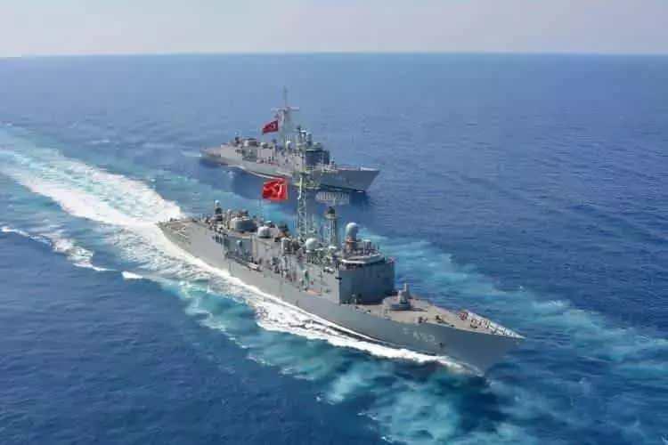 <p><strong>HABER7</strong><br />
<br />
ABD merkezli Global Firepower her yıl dünyanın en güçlü orduları sıralamasını hareket kabiliyeti ve sahada uzun kalma gibi birçok faktörün dikkate alarak sıralıyor.<br />
</p>
<p><strong>DENİZ KUVVETLERİ LİSTESİ AÇIKLANDI</strong><br />
<br />
Kuvvetleri ayrı ayrı da değerlendiren Global Firepower, Uçak gemileri, denizaltılar, helikopter gemileri, korvetler, fırkateynler, amfibi saldırı/destek gemileri ve yardımcılar dahil olmak üzere tüm savaş gemisi tiplerinden yaptığı değerlendirme ile dünyanın en güçlü deniz kuvvetleri sıralamasını yayınladı.<br />
<br />
2025 YILI LİSTESİNDE TÜRKİYE VE YUNANİSTAN'IN SIRASI ŞAŞKINLIĞA NEDEN OLDU.</p>