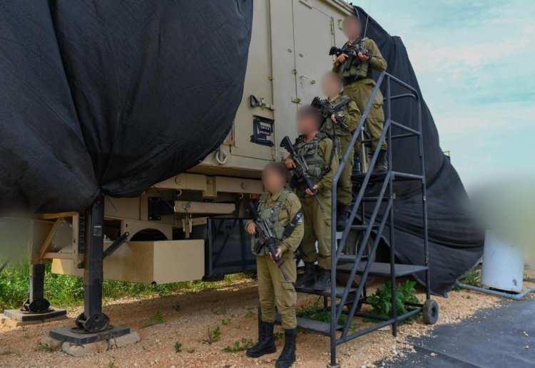 <p>İsrail Savunma Bakanlığı ve Rafael Advanced Defense Systems, Gazze'deki katliamın başlamasından bu yana onlarca lazerle füze savunması gerçekleştirildiğini açıkladı. Bu, İsrail’de veya dünyanın herhangi bir yerinde bir lazer tabanlı hava savunma sisteminin bilinen ilk operasyonel kullanımı anlamına geliyor.</p>