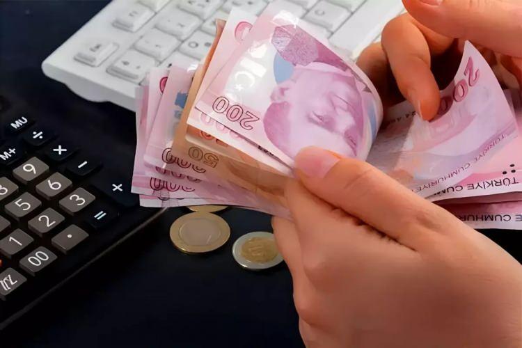 <p><strong>Emeklilik </strong>dilekçesini 1 Mayıs tarihinden sonra verenler de <strong>Kurban Bayramı’ndaki </strong>4 bin liralık ikramiyeden yararlanacaklar.</p>
<p> </p>
