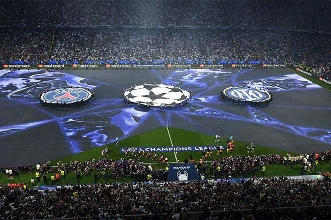 <p><strong>"Finalde Inter Milan'ı rahat bir şekilde (5-0) yenen PSG, uzun zamandır beklediği ilk Şampiyonlar Ligi şampiyonluğunu garantiledi. Bu, Marsilya'nın 1993'te kazandığı Şampiyonlar Ligi şampiyonluğunun ardından Fransız futbol tarihindeki ikinci Şampiyonlar Ligi şampiyonluğu oldu."</strong></p>