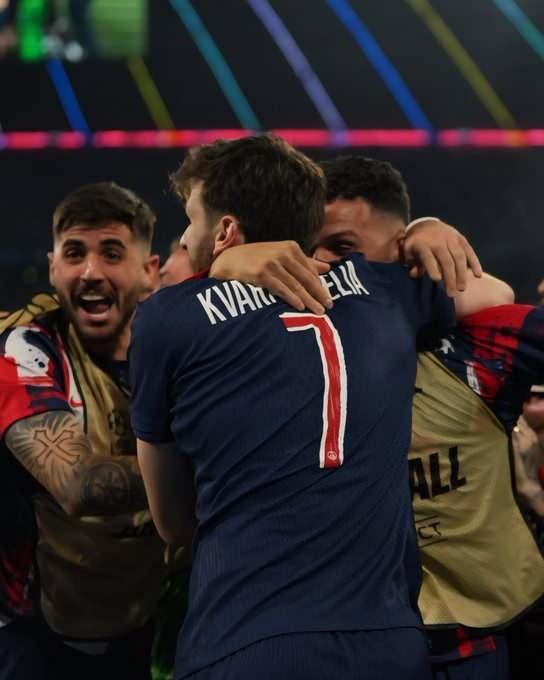 <p><strong>"PSG, Inter Milan'ı tek taraflı finalde ezerek ilk Şampiyonlar Ligi kupasını kazandı. Unutulmaz. Havada süzülen PSG, dünyaya, Avrupa'ya, Fransa'ya selam duruyor - merhaba Marsilya, artık yalnız değilsin - ve en altın kaplı kulüplerin elitlerine doğru koşuyor, bu eşsiz sezonda büyülü bir üçlü: Fransa Şampiyonası - Fransa Kupası - Şampiyonlar Ligi."</strong></p>