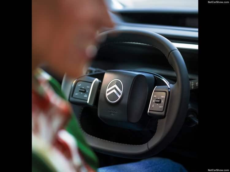 <p>Bu versiyon 145 beygir gücü ve 230 Nm tork sunarken 0'dan 100 km/sa'e 8,8 saniyede çıkabiliyor.</p>