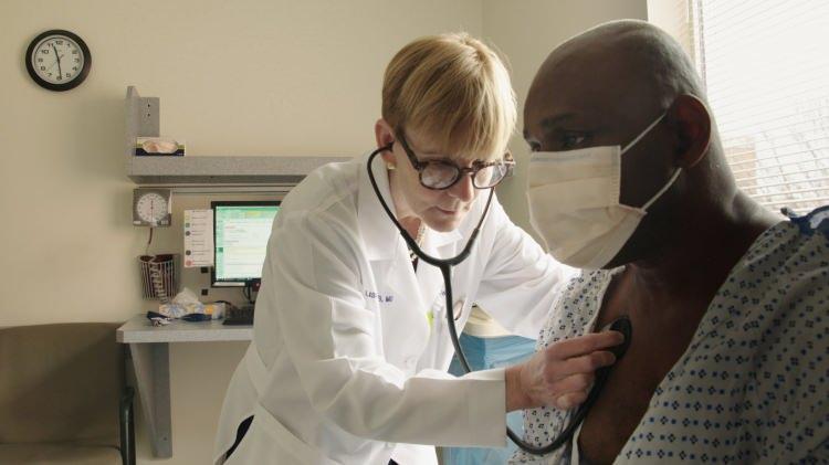 <p>Teksas'ta görev yapan bir doktor, binlerce hastaya yanlış teşhis koyarak gereksiz tedavi uygulanmasına yol açan bir tıbbi dolandırıcılık ve kara para aklama planına liderlik etmekten suçlu bulundu. Doktor on yıl hapis cezasına çarptırıldı.</p>

