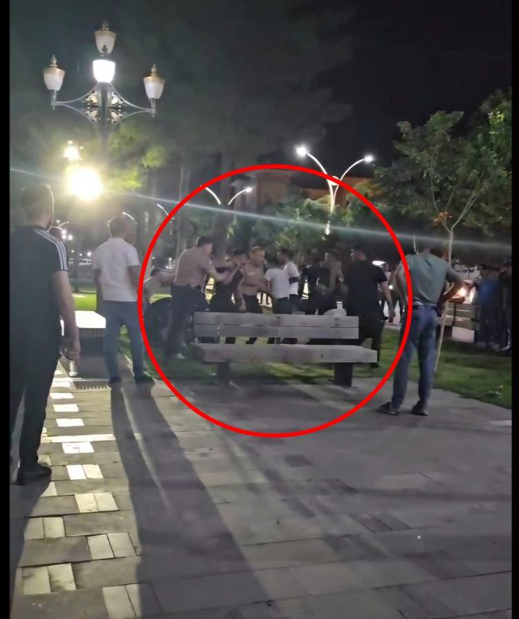 <p>Diyarbakır’da iki grup arasında çıkan bıçaklı kavgada 2 kişi yaralanırken, olayın ardından 4 şüpheli ise polis ve mahalle bekçilerince yakalanarak gözaltına alındı.</p>
<p> </p>
