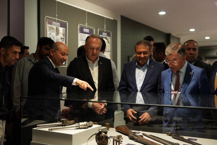 <p>20 şehirde Türkiye Kültür Yolu Festivali düzenleneceğini belirten Yazgı<strong><em>, “Türkiye Kültür Yolu Festivalimiz kapsadığı alan ve katılım sayısıyla dünyanın en büyük festivali. Avrupa Festivaller Birliği’nin içerisinde olan nadir festivallerden birisi. Bu festivalin büyüklüğünü yakalayabilecek Avrupa’da kolay kolay bir şehrimiz yok. Biz 2025 yılında 20 şehirde Türkiye Kültür Yolu Festivalimizi düzenleyeceğiz. Binden fazla mekânda, 45 bine yakın sanatçı ile 7 bine yakın etkinlikle Türkiye Kültür Yolu Festivalimizi gerçekleştireceğiz”</em></strong> dedi.</p>