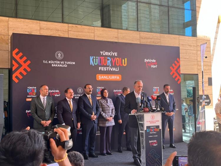 <p>24 Mayıs-1 Haziran tarihleri arasında gerçekleştirilecek olan Şanlıurfa Kültür Yolu Festivali’nin açılışına Kültür ve Turizm Bakan Yardımcısı Gökhan Yazgı, Şanlıurfa Valisi Hasan Şıldak, AK Parti Şanlıurfa Milletvekilleri Mehmet Ali Cevheri ve Cevahir Asuman Yazmacı da katılarak açılış töreninde yerini aldı.</p>
