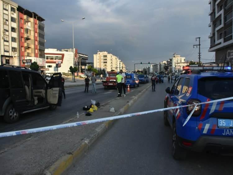 <p>Ölen 3 kişinin cenazesi ise savcının incelemesinin ardından İzmir Adli Tıp Kurumu morguna götürüldü.</p>