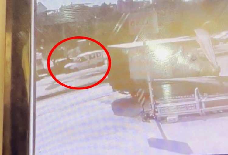 <p>Bu arada saldırgan K.K.'nin pompalı tüfekle otomobildekilere ateş etme anları çevrede bulunan güvenlik kamerasına yansıdı. </p>