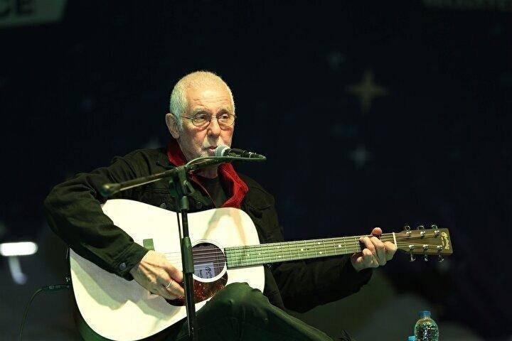 <p>Usta sanatçılar İlhan Şeşen ve Vedat Sakman’ın 2013 yılında sahne projesi olarak doğan ve zaman içinde ortak bir albüme evrilen çalışmaları “Akustik Hikayeler” 2020 haziran ayında Sony Music etiketiyle müzikseverlerin beğenisine sunuluyor. </p>