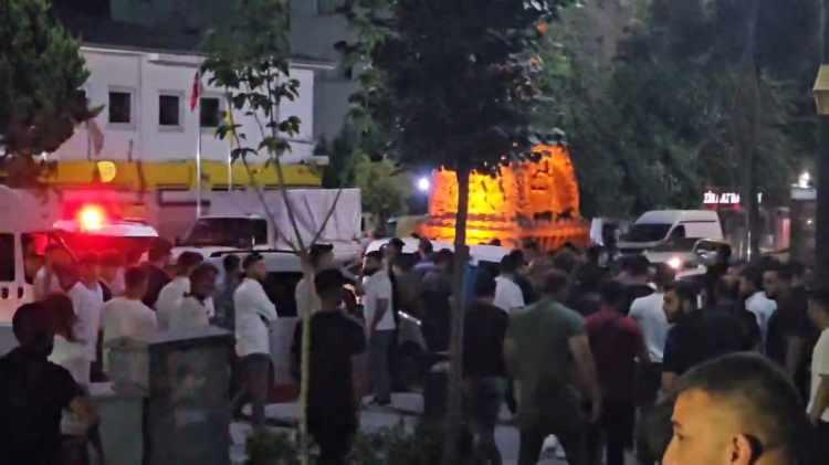 <p>Kavgada 2 kişi bıçakla yaralandı. İhbar üzerine bölgeye sağlık ve polis ekipleri sevk edildi. Yaralılar ilk müdahalenin ardından hastaneye kaldırıldı. Tedaviye alınan yaralıların sağlık durumunun iyi olduğu öğrenildi. Polis ve mahalle bekçileri 4 şüpheli yakalayarak gözaltına aldı.</p>
<p> </p>