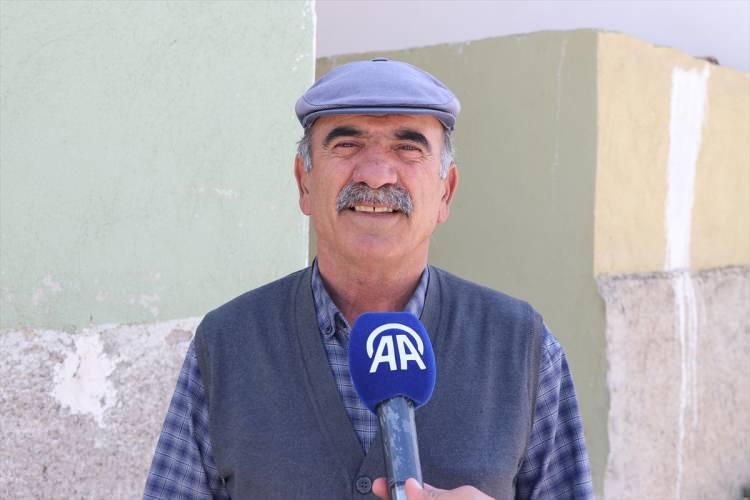 <p><span style="color:#A52A2A"><strong>KÖYE GELEN MİSAFİRLER DE SİGARA KULLANAMIYOR</strong></span> </p>

<p>Mahir Oran da Ankara'da yaşarken 20 yıl boyunca kullandığı sigarayı köye döndükten sonra sağlık sorunları nedeniyle bıraktığını söyledi.  Çocuklarını da sigara içmemeleri yönünde uyardığını anlatan Oran, köye gelen misafirlerin de kurallara saygı gösterip sokakta sigara içmediklerini sözlerine ekledi.</p>
