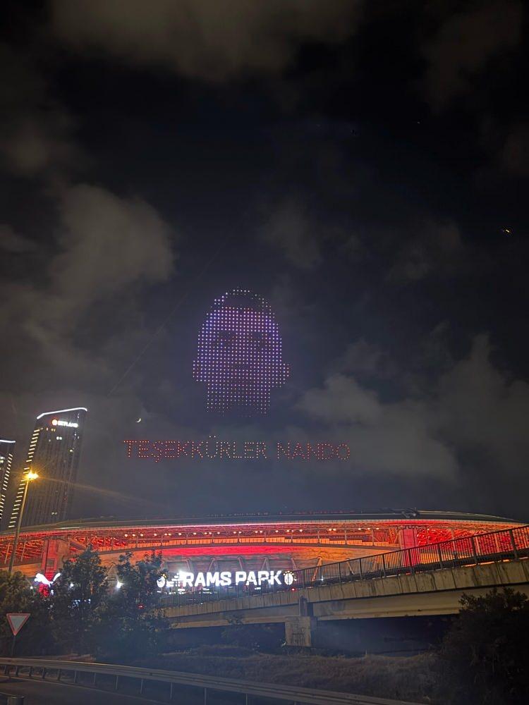 <p>Sarı-kırmızılı kulüp, karşılaşmanın ardından stadyum çevresinde drone şov yaptı.</p>
