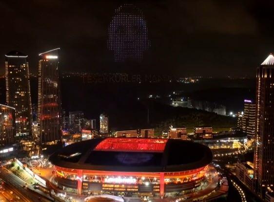 <p>1’inci yıldız Galatasaray Lisesi’nin üstünde oluşturuldu. Ardından Galatasaray Adası, Florya Metin Oktay Tesisleri ve Kemerburgaz Metin Oktay Tesisleri’nden havalanan dronelar RAMS Park’a getirildi. 5'inci yıldız ise stadyumun üzerinde belirip, yeni logodaki yerini aldı.</p>
