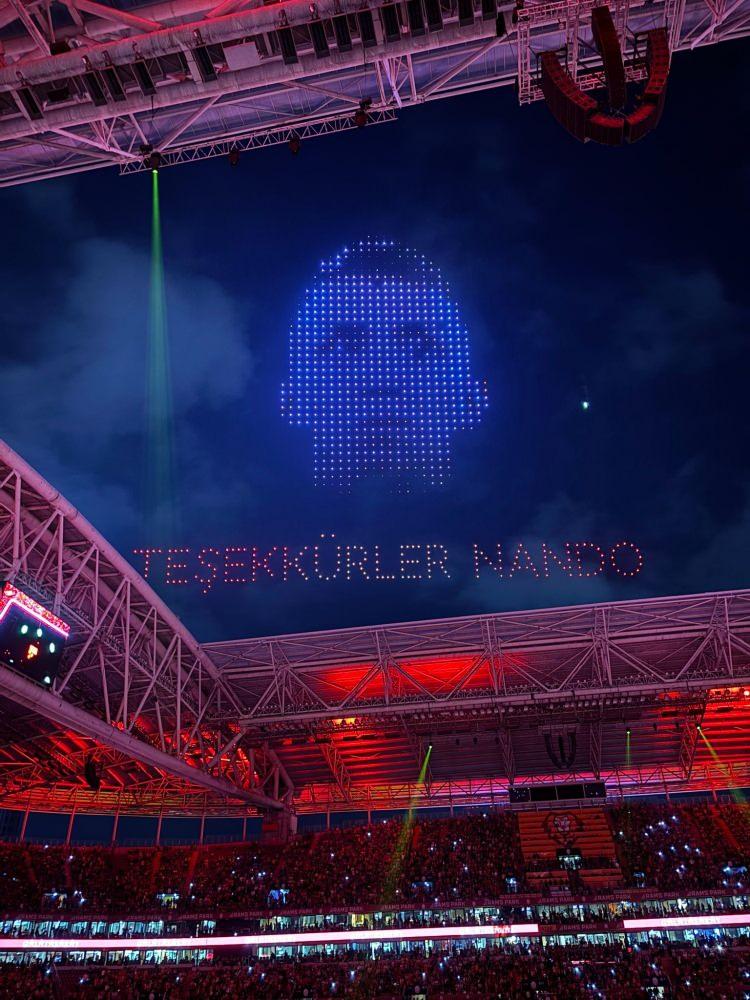 <p>Stadyum üzerinde dronelarla yapılan görsel şovda; Şampiyonlar Ligi logosu, sarı-kırmızılı kulübün kurucusu Ali Sami Yen’in silueti, kazanılan 5 yıldız ve onların alındığı tarihler, Fernando Muslera, Dries Mertens, Victor Osimhen’in Antalyapor maçındaki röveşatası ve maskesi, teknik direktör Okan Buruk, 25 yazılı 5 yıldızlı logo ve 5 yıldızlı Galatasaray logosunun görselleri oluşturuldu.</p>
