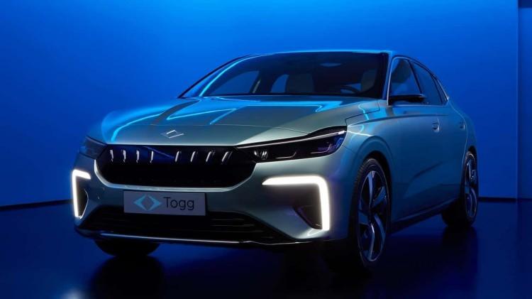 <p><strong>Performans ve Teknik Özellikler</strong></p>
<p>Güçlü Elektrikli Motor: Hızlı ivmelenme ve sessiz sürüş sunuyor.</p>
<p>Hızlı Şarj Özelliği: Yüzde 80 doluluğa yaklaşık 30 dakikada ulaşabiliyor.</p>
<p>Sıfır Emisyon: Doğa dostu sürüş deneyimi.</p>