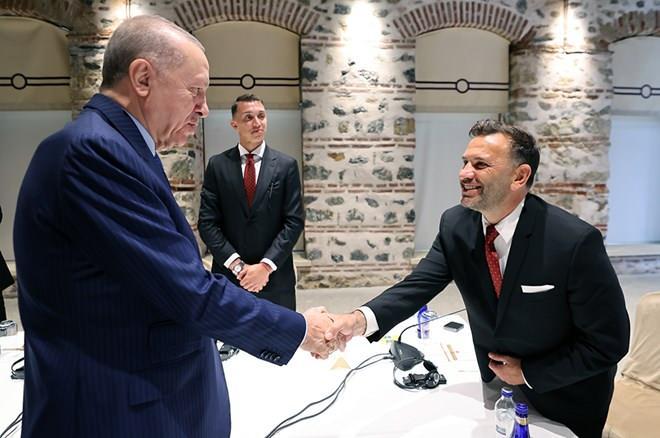 <p>Tarihinde kazanmış olduğu kupalar kadar sahip olduğu spor kültürüyle, pek çok branşta yetiştirdiği örnek sporcularıyla ve ülkemizin imajına sunduğu katkılarla temayüz eden güzide bir kulübümüz olan Galatasaray'ın, gelecek sezon doğrudan katılacağı Şampiyonlar Ligi'nde bizleri gururlandıracağına inanıyorum.</p>