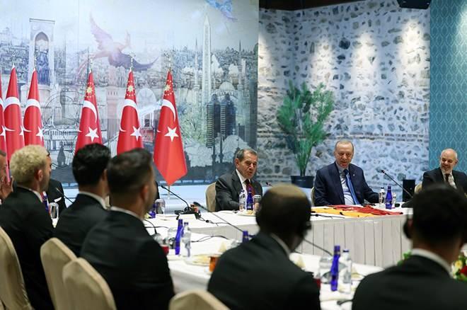 <p>Cumhurbaşkanı Recep Tayyip Erdoğan, Galatasaray futbol takımı oyuncularını ve teknik heyeti, Dolmabahçe Çalışma Ofisi'nde kabul etti.</p>