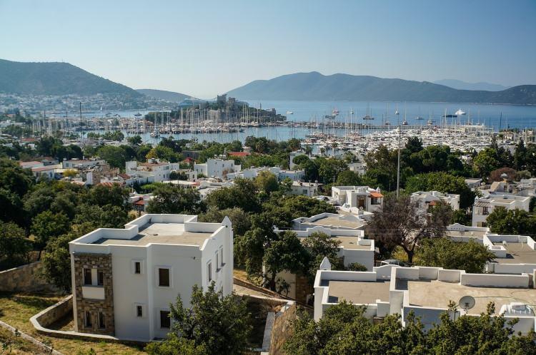<p>Urla'da ortalama metrekare fiyatı yüzde 13 artışla 215 bin TL'ye, Çeşme'de yüzde 20 artışla 210 bin TL'ye, Foça'da ise yüzde 33 artışla 100 bin TL'ye yükseldi. </p>
<p> </p>