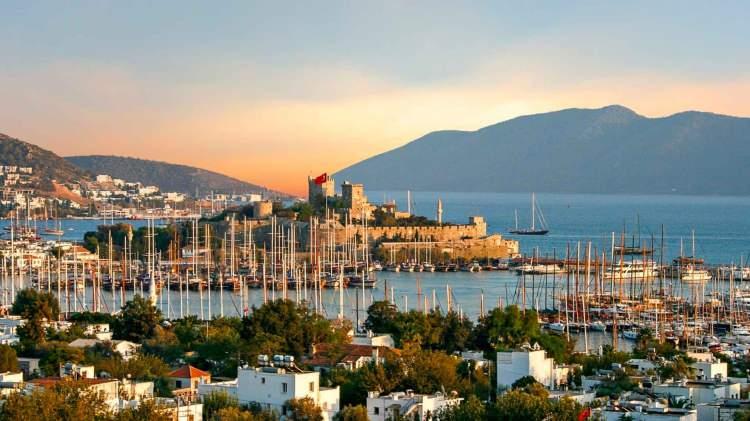 <p>Yabancı turistlerin ağırlıkta olduğu Kaş'ta metrekare satış fiyatı 90 bin liraya, haftalık kiralar ise 75 bin liraya ulaşmış durumda. Kemer'de ise ortalama metrekare fiyatı 70 bin TL seviyesinde. Bölgede ortalama haftalık kira ise 60 bin TL bandında.</p>