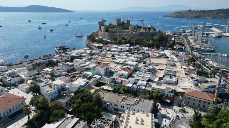 <p>Daha uygun seçeneklerin yer aldığı Alanya'da ise ortalama metrekare fiyatı 55 bin TL'ye geldi. Villa tipi evde 4 kişilik aile için ortalama haftalık kira ise 50 bin seviyesinde.</p>