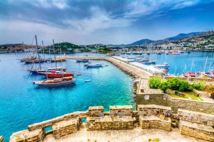 <p>Kiralara bakıldığında ise haftalık bazda villa tipi evlerde Çeşme için ortalama 65 bin TL, Urla ve Foça için 50 bin TL rakamları ortaya çıkıyor. Kira talebinin yüksekliği nedeniyle kira artışı, fiyat artışının üzerinde seyrediyor.</p>
<p> </p>