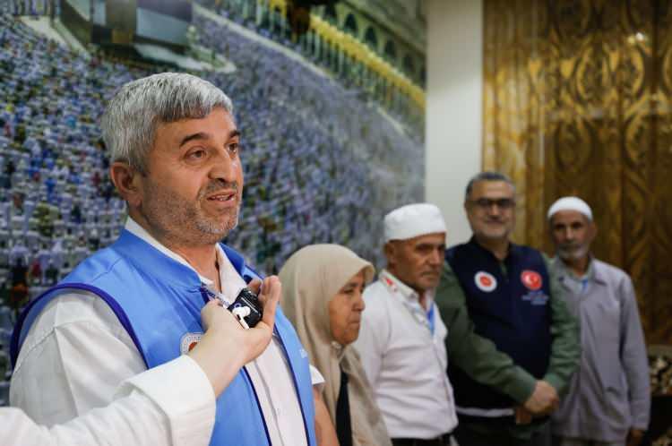 <p>66 yaşındaki Osman Sevinç eşi Hatice Sevinçle geldiği hac vazifesinde küslüğün bitirilmesine sevindiğini belirterek, "Hafiflik hissettik ve günahtan kurtulduk gibi oldu. Kutsal topraklar olmasaydı barışma olmazdı. Buna vesile olan hocalarımızdan Allah razı olsun." dedi.</p>

<p> </p>

<p>70 yaşındaki Yüksel Çiçek de 14 yıldır hac kurası beklediğini ancak kuradan çıktığı yıl küs olduğu komşusuyla aynı kafileyle kutsal topraklara geldiğini kaydetti.</p>

<p> </p>

<p>Çiçek, yıllardır küs olmalarının kendisini de rahatsız ettiğine işaret ederek, "25 senedir konuşmuyorduk hocalarımızın sayesinde burada barışmaya karar verdik. Muhasebe ettik küslüğü bıraktık. Üzerimizden ve sırtımdan yük kalktı." diye konuştu.</p>

<p> </p>
