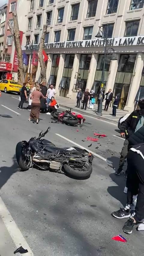 <p>Beşiktaş'ta iki motosikletlinin kafa kafaya çarpışması sonucu meydana gelen kazada 2 kişi yaralandı. Kaza nedeniyle bir süre kontrollü olarak verilen trafik, hasar alan motosikletlerin kaldırılması sonucu yeniden açıldı.</p>
<p> </p>