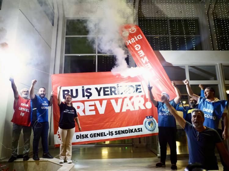 <p>Meşale yakan, çeşitli sloganlar atan ve halay çeken işçiler, daha sonra <strong>