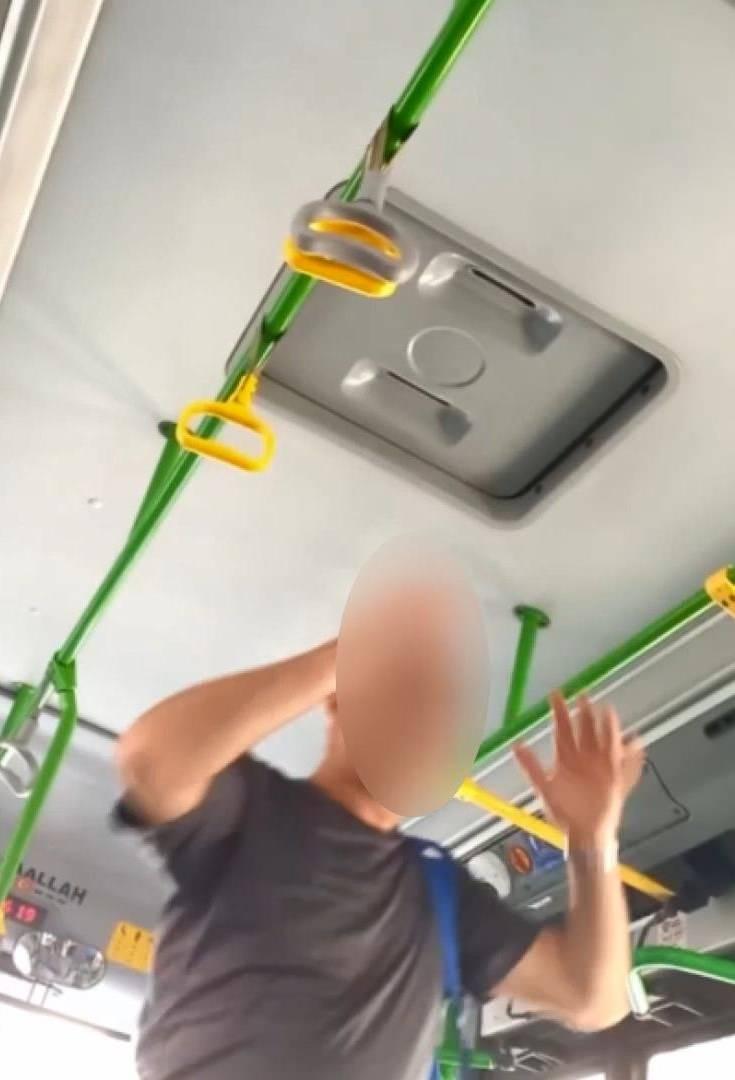 <p>Şoför, şüphelinin araçtan inmesini engellemek için otobüs kapılarını kilitledi ve polisi arayarak ihbarda bulundu.</p>
