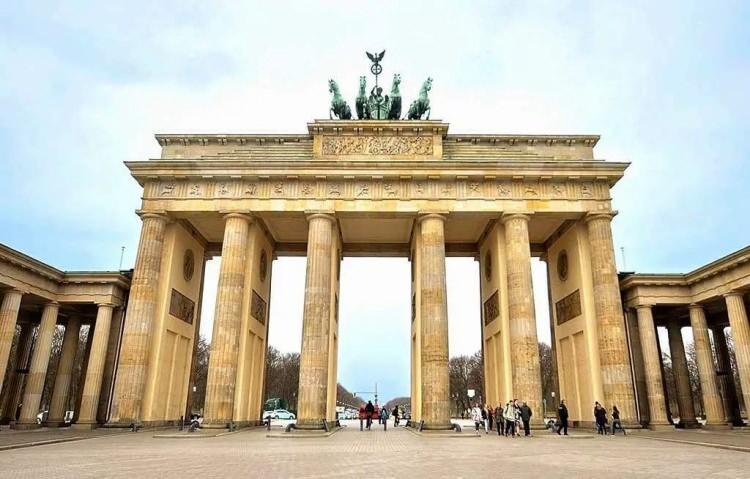 <p><strong><span style="color:rgb(178, 34, 34)">BRANDENBURG KAPISI </span></strong></p>
<p> </p>
<p> </p>
<p><strong>BERLİN</strong></p>
<p> </p>
