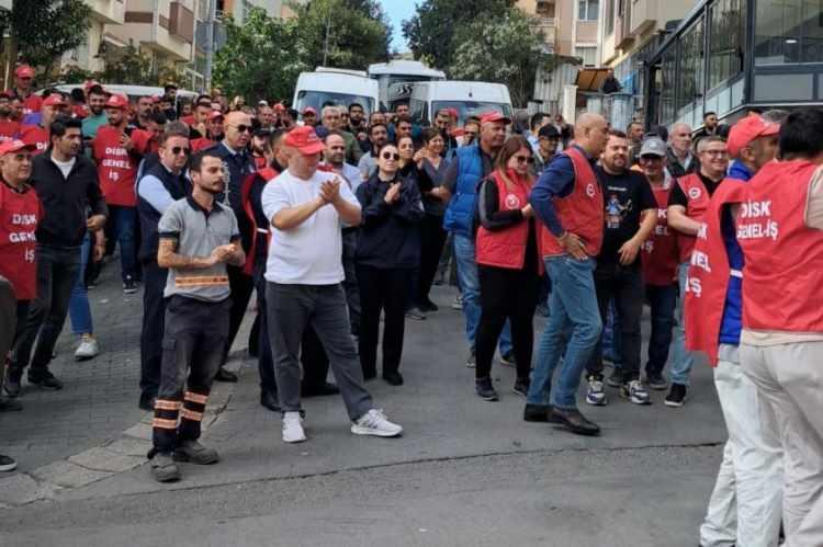 <p>CHP'li belediyelere karşı yapılan grevler dalga dalga büyüyor. Yurdun dört bir tarafında otobüsler kontak kapatırken sokaklar çöp yığınlarıyla doldu taştı. Vatandaşlar duruma isyan ederken son olarak CHP'li İzmir Büyük Şehir Belediyesi'nde 23 bin çalışan greve gitti.</p>
<p> </p>