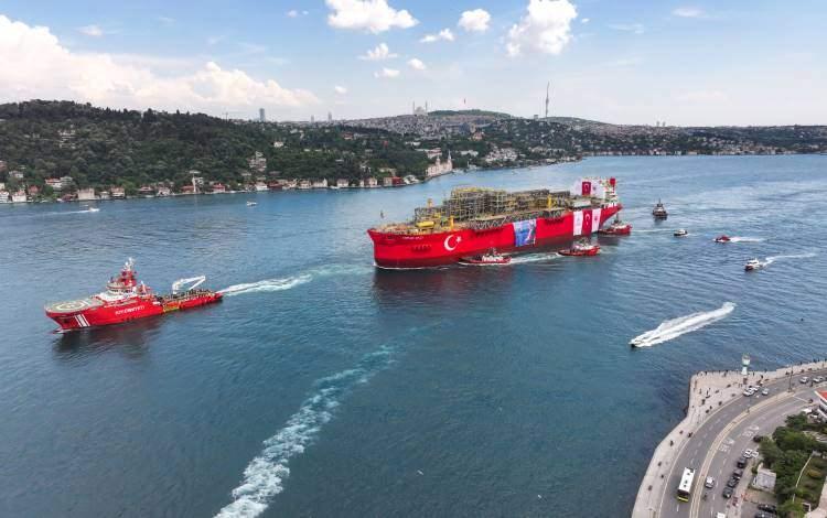 <p><span style="color:#B22222"><strong>4,5 MİLYON HANEYE TEK BAŞINA YETECEK!</strong></span></p>
<p> </p>
<p>Cumhurbaşkanı Erdoğan’ın vizyonuyla hayata geçen Türkiye’nin ilk Depolama ve Tahliye Platformu (FPSO) 29 Mayıs’ta Türk bayrağıyla süslenmiş haliyle Boğaz’dan geçti.</p>
<p> </p>
<p><strong>Yüzer platform, 4.5 milyon haneye yetecek kadar gazı tek başına üretecek.</strong></p>