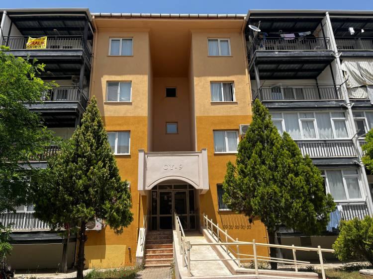 <p><span style="color:#A52A2A"><strong>BARIŞMA TEKLİFİ ÜZERİNE EVE DÖNDÜ</strong></span></p>

<p>Bir süredir eşinden ayrı yaşayan Tilif, iddiaya göre aynı gün öğle saatlerinde eşi Z.T.'nin barışma teklifi üzerine eve döndü. </p>
