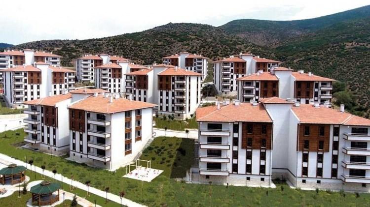 <p>'Değer Bilgi Merkezi' uygulaması kapsamında değer haritaları oluşturulacak ve her taşınmazın piyasa değeri haritalara işlenecek.</p>
<p>Değer haritaları; kamu kurumlarının yanı sıra yerel yönetimler, yatırımcılar, vatandaşlar ve geliştiriciler için de güncel ve karşılaştırılabilir veri sağlayacak.</p>