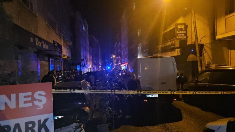 <p><strong>3'Ü AĞIR 7 KİŞİ YARALANDI</strong></p>
<p>İhbar üzerine belirtilen adrese, çok sayıda polis ve ambulans sevk edildi.</p>