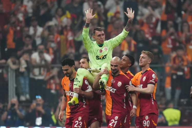 <p>Muslera 2011-2012 sezonunda 16 kez ile kırdığı rekoru, 2023-2024 sezonunda 17 defa ile geliştirdi.</p>
