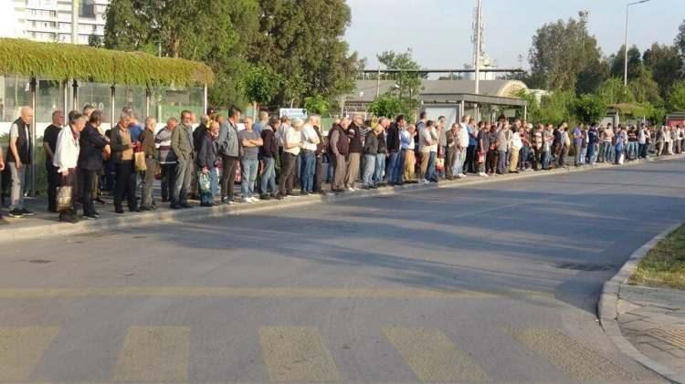 <p> </p>
<p>İzmir’deki 23 bin kişilik grev sonrası otobüs duraklarında yoğunluk oluştu ve işe gitmek isteyen vatandaşlar ise metrelerce otobüs kuyruğu beklemek zorunda kaldı.</p>
<p> </p>