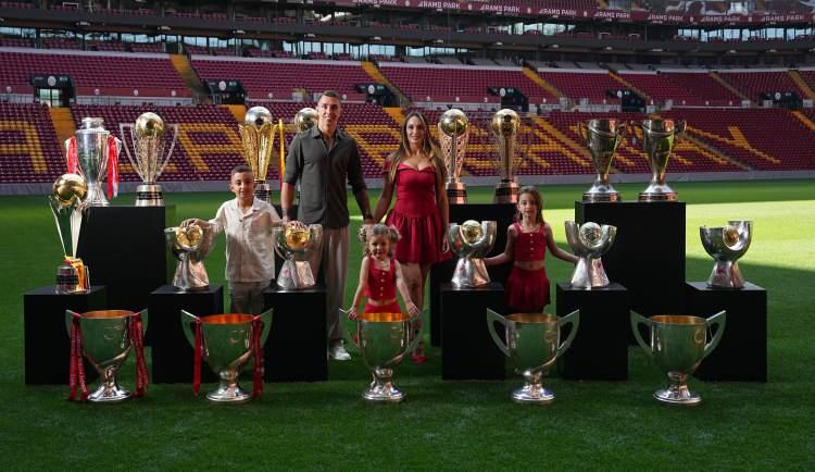 <p>38 yaşındaki kaleci, bu sezon da 36. hafta İstanbul'da oynadıkları Kayserispor karşılaşmasında yine penaltıda topun başına geçti, meşin yuvarlağı ağlara gönderdi.</p>
