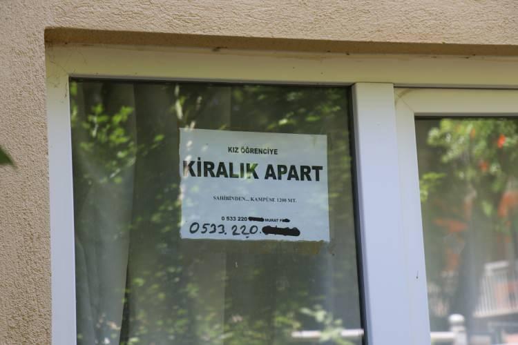 <p><span style="color:#B22222"><strong>KİRALIK İLANINDA 'KIZ ÖĞRENCİYE' DİYE BELİRTMİŞ</strong></span></p>