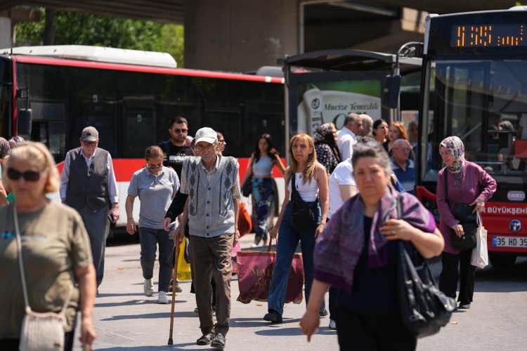 <p>Sefere çıkmayan ESHOT otobüsleri yerine İZULAŞ'a ait otobüslerle hizmet verildi.</p>
<p> </p>