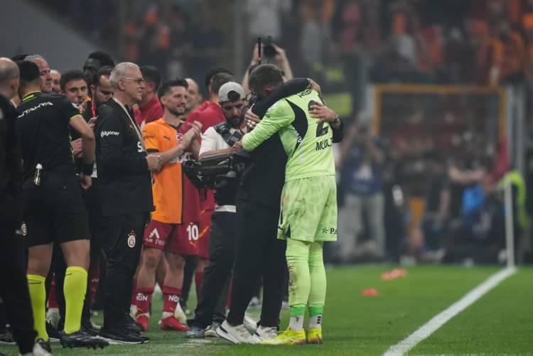<p>Uzun yıllardır sarı-kırmızılıların kalesini koruyan 38 yaşındaki kaleci, takımla yaşadığı birçok başarının yanında kişisel olarak da kulüp tarihinde önemli bir yere sahip bulunuyor.</p>