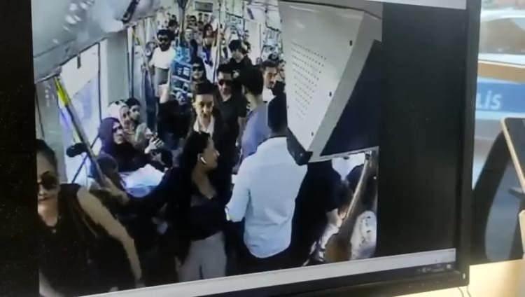 <p>İstasyonda inen taraflar, tartışmayı burada da sürdürdü. İhbar üzerine olay yerine polis ekipleri sevk edildi. Saldırıyı gerçekleştiren Ekrem D. tutuklanırken, İbrahim Aktan adli kontrol şartıyla serbest bırakıldı. Sosyal medyada ‘mavi gömlekli’ olarak anılmaya başlanan üniversite öğrencisi İbrahim Aktan konuştu.</p>
<p> </p>