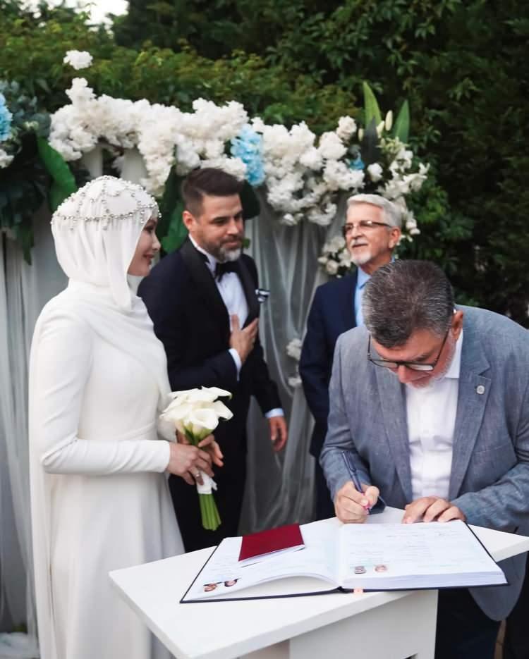 <p><span style="color:#000000">Oyunculuğu bırakarak ihtiyaç sahipleri için yardım projeleri yürüten Gamze Özçelik ve Boşnak asıllı Avustralyalı aktör Reshad Strik, geçtiğimiz yıl dünyaevine girmişti.</span></p>