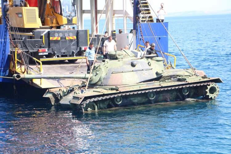 <p>Tank için Milli Savunma Bakanımıza buradan şükranlarımızı iletiyoruz. Çok hızlı bir şekilde Milli Savunma Bakanlığımızın destekleriyle bize bir tank sağladılar ve bununla ilgili olarak da batırdığımız zaman denizimize, çevremize zarar vermeyecek, dalgıçlarımızın can güvenliğini tehlikeye uğratmayacak şekilde arkadaşlarımız da bu tankı İbrice Limanı'nda zararlı materyallerden arındırdılar. İnşallah bugün de GESTAŞ marifetiyle bunu alıp götürüp bütün dalışseverlerin, amatör de olsa dalabileceği ve görebileceği, deniz altında da yapay resimlerin oluşturacağı bir alana bunu batıracağız. Fakat bununla bitmeyecek. Bu Saros bölgesinin ve İbrice bölgesinin dalış turizminin merkezi haline gelmesi için de bu tür projelere de yine devam edeceğiz" </p>
